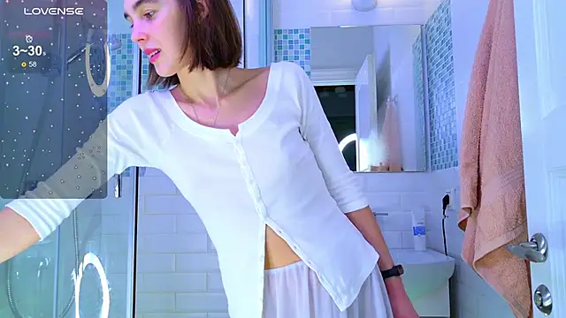 Snapshot of lylylovesyou chatting on 12/19/25, 02:35 lylylovesyou online show from 12/19/25, 02:35