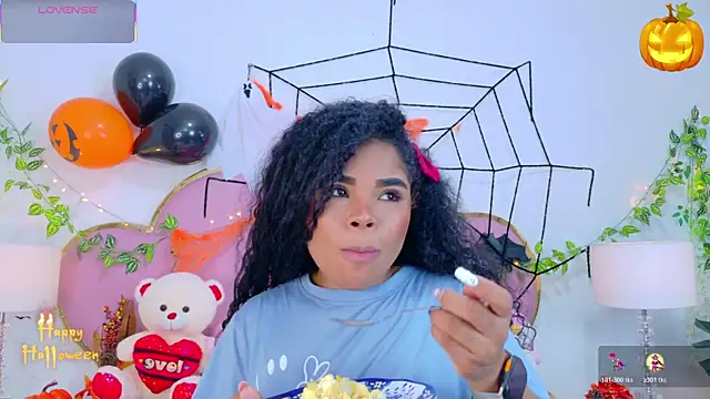 NahiaraReina online show from 10/30/25, 01:12