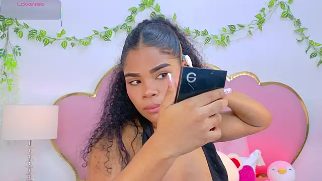 NahiaraReina online show from 12/02/25, 01:39