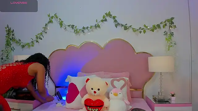 NahiaraReina online show from 12/22/25, 01:30