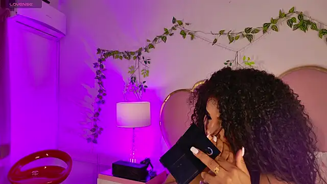 NahiaraReina online show from 04/26/26, 01:53