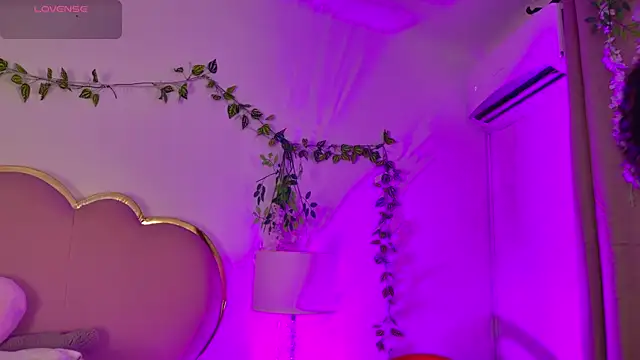 NahiaraReina online show from 05/28/26, 01:52