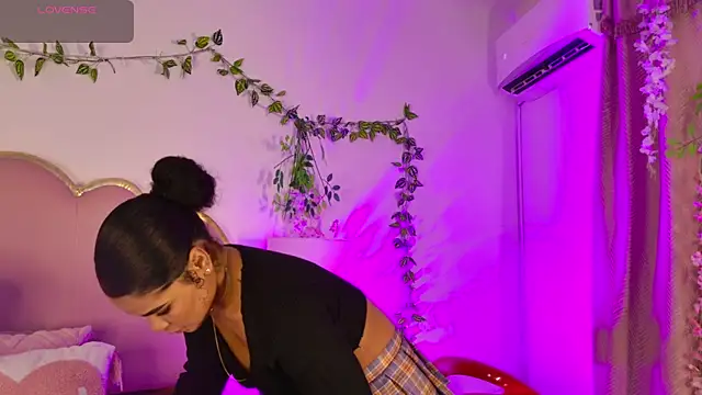 NahiaraReina online show from 06/11/26, 01:31
