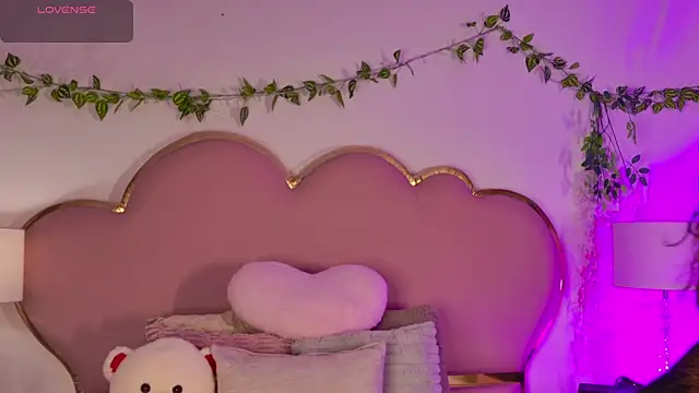 NahiaraReina online show from 06/25/26, 01:37