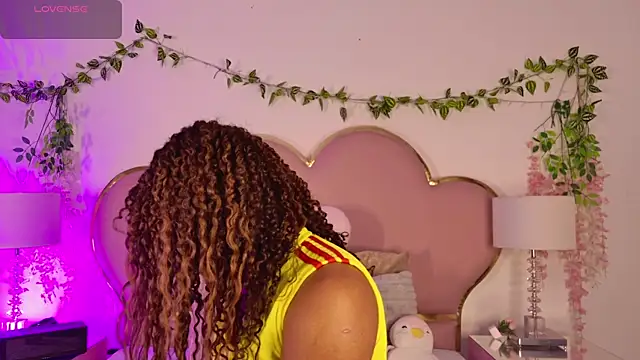 NahiaraReina online show from 06/27/26, 01:39