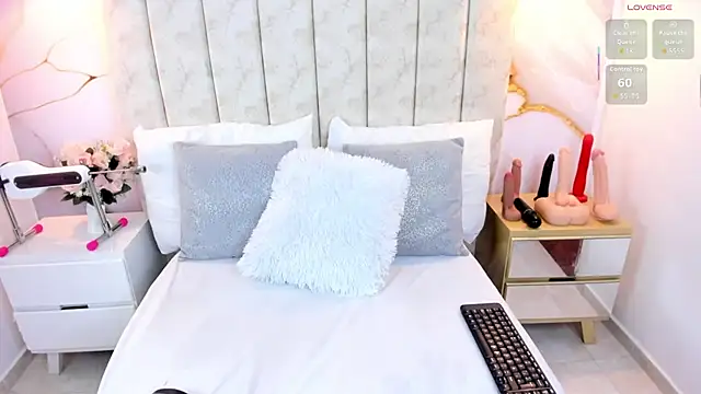 LauraSmith-01 online show from 11/18/25, 09:19