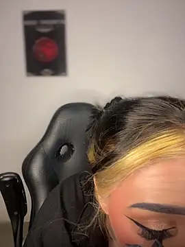 AnnikaMerliahh  online show from 10/31/25, 04:13