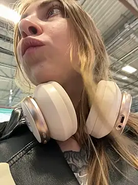 Sunny   Bunny online show from 03/09/25, 05:17