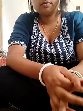 Snapshot of Priya_2222 chatting on 03/04/25, 08:02 Priya 2222 online show from 03/04/25, 08:02