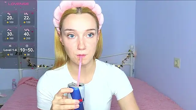 Snapshot of Wild_Sophie_ chatting on 09/25/25, 05:49 Wild Sophie online show from 09/25/25, 05:49