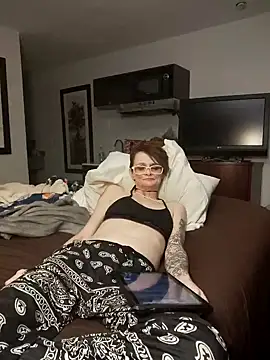 Snapshot of ivylee31 chatting on 01/16/25, 06:56 ivylee31 online show from 01/16/25, 06:56