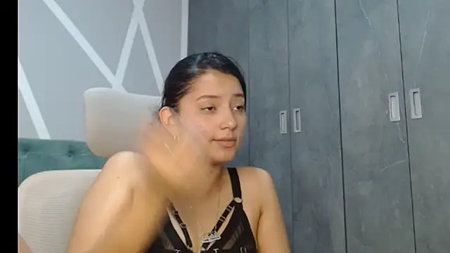 Snapshot of camil_blue chatting on 01/25/25, 04:35 camil blue online show from 01/25/25, 04:35