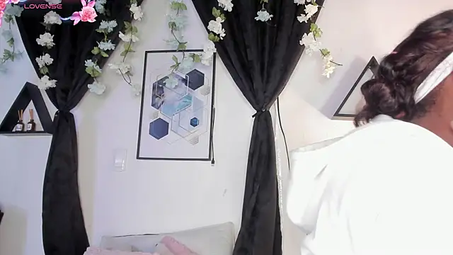 Khenta Michells online show from 05/05/26, 10:34