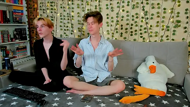 Snapshot of AndrewwCarter2 chatting on 03/05/26, 08:27 AndrewwCarter2 online show from 03/05/26, 08:27