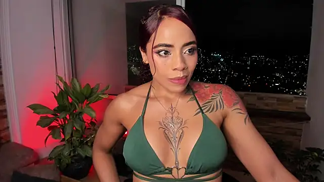 Snapshot of emilyfitness chatting on 10/13/25, 03:50 emilyfitness online show from 10/13/25, 03:50