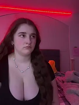 Snapshot of MarcusAndMarissa4ev chatting on 03/18/25, 06:25 MarcusAndMarissa4ev online show from 03/18/25, 06:25