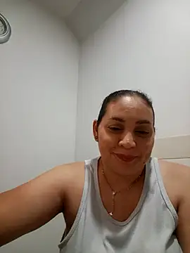 Snapshot of MirandaSoto chatting on 05/05/26, 03:25 MirandaSoto online show from 05/05/26, 03:25