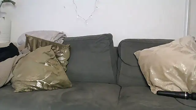 Snapshot of IntiMia chatting on 12/19/24, 04:02 IntiMia online show from 12/19/24, 04:02