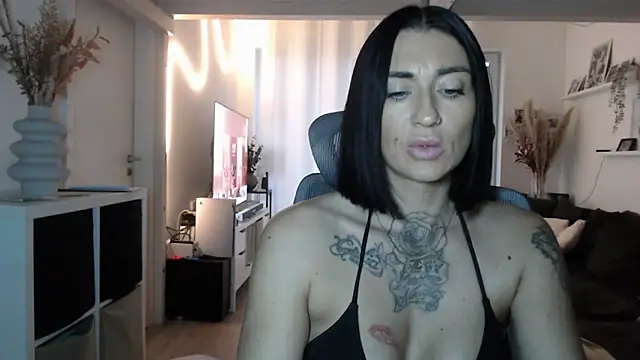 IntiMia online show from 11/11/25, 07:52