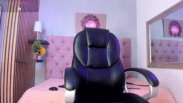 nicole  parker1 online show from 01/20/25, 03:07