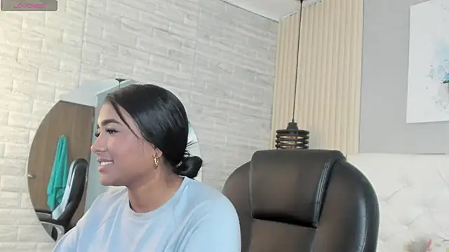 nicole  parker1 online show from 02/23/25, 12:37