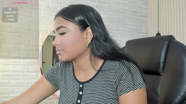 nicole  parker1 online show from 03/05/25, 12:22