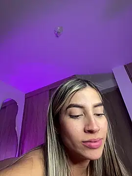 Snapshot of Issabela_G1 chatting on 12/15/24, 09:45 Issabela G1 online show from 12/15/24, 09:45