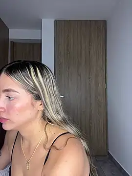 Snapshot of Issabela_G1 chatting on 01/02/25, 01:49 Issabela G1 online show from 01/02/25, 01:49