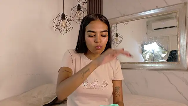 Snapshot of julieta_aguilar1 chatting on 02/13/26, 07:21 julieta aguilar1 online show from 02/13/26, 07:21