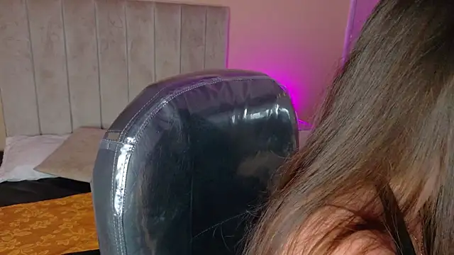 Charlotte Olsen  online show from 06/15/26, 08:22
