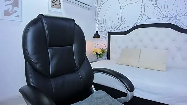 Snapshot of margot_smith_ chatting on 01/31/25, 12:07 margot smith online show from 01/31/25, 12:07