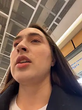 Snapshot of Holly_Play chatting on 11/17/25, 12:11 Holly Play online show from 11/17/25, 12:11