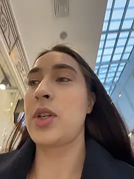 Snapshot of Holly_Play chatting on 11/19/25, 12:05 Holly Play online show from 11/19/25, 12:05