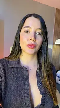 Snapshot of Alessia-miller_ chatting on 06/17/26, 09:49 Alessia-miller online show from 06/17/26, 09:49