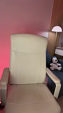 Snapshot of Alessia-miller_ chatting on 06/19/26, 12:59 Alessia-miller online show from 06/19/26, 12:59