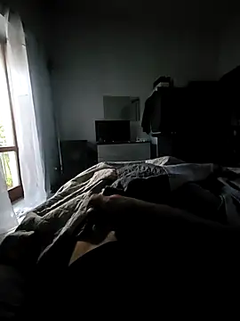 Snapshot of bella82 chatting on 10/13/25, 05:29 bella82 online show from 10/13/25, 05:29