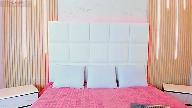 Iris Thompson  online show from 10/24/25, 04:42