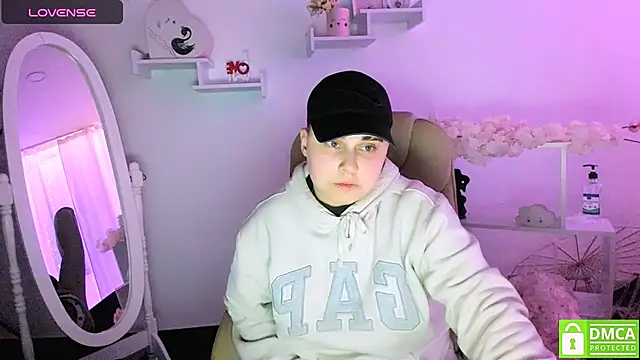 Snapshot of Dolly__Queen_ chatting on 03/15/25, 09:05 Dolly Queen online show from 03/15/25, 09:05