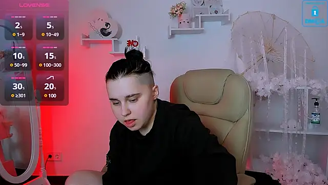 Snapshot of Dolly__Queen_ chatting on 03/18/25, 06:15 Dolly Queen online show from 03/18/25, 06:15