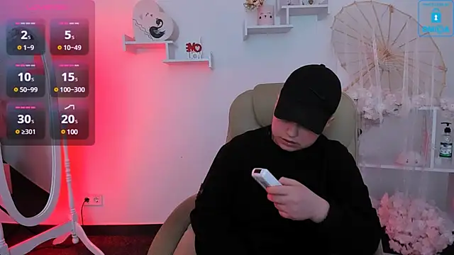 Snapshot of Dolly__Queen_ chatting on 03/19/25, 06:12 Dolly Queen online show from 03/19/25, 06:12