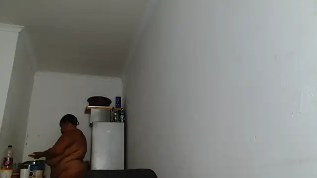 Snapshot of Hugetittiesxx2 chatting on 02/22/26, 04:35 Hugetittiesxx2 online show from 02/22/26, 04:35