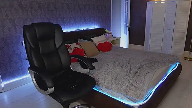 Miss Elia online show from 03/16/25, 07:49