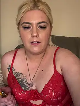 Snapshot of Blondiee3088 chatting on 02/05/25, 06:26 Blondiee3088 online show from 02/05/25, 06:26