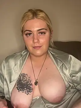 Snapshot of Blondiee3088 chatting on 02/13/25, 05:44 Blondiee3088 online show from 02/13/25, 05:44