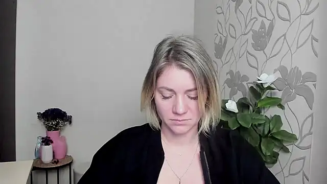 Snapshot of MariaSttone chatting on 03/10/25, 02:05 MariaSttone online show from 03/10/25, 02:05