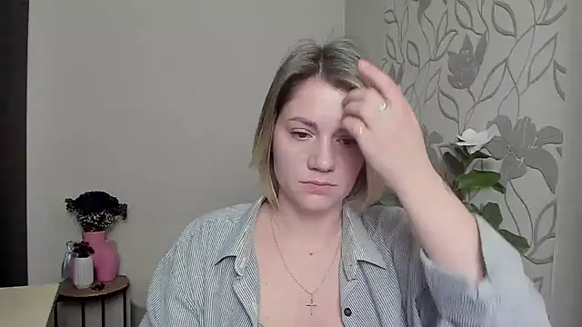 Snapshot of MariaSttone chatting on 03/11/25, 02:18 MariaSttone online show from 03/11/25, 02:18