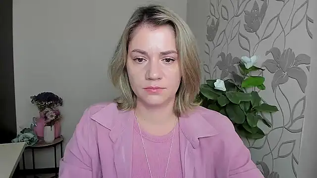 Snapshot of MariaSttone chatting on 09/23/25, 01:47 MariaSttone online show from 09/23/25, 01:47