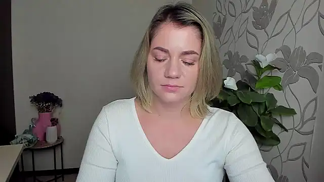 Snapshot of MariaSttone chatting on 10/23/25, 10:08 MariaSttone online show from 10/23/25, 10:08