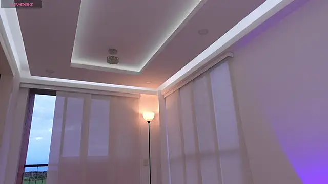 nicollefiorett online show from 12/25/24, 10:48