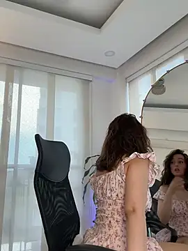 nicollefiorett online show from 05/04/26, 10:28